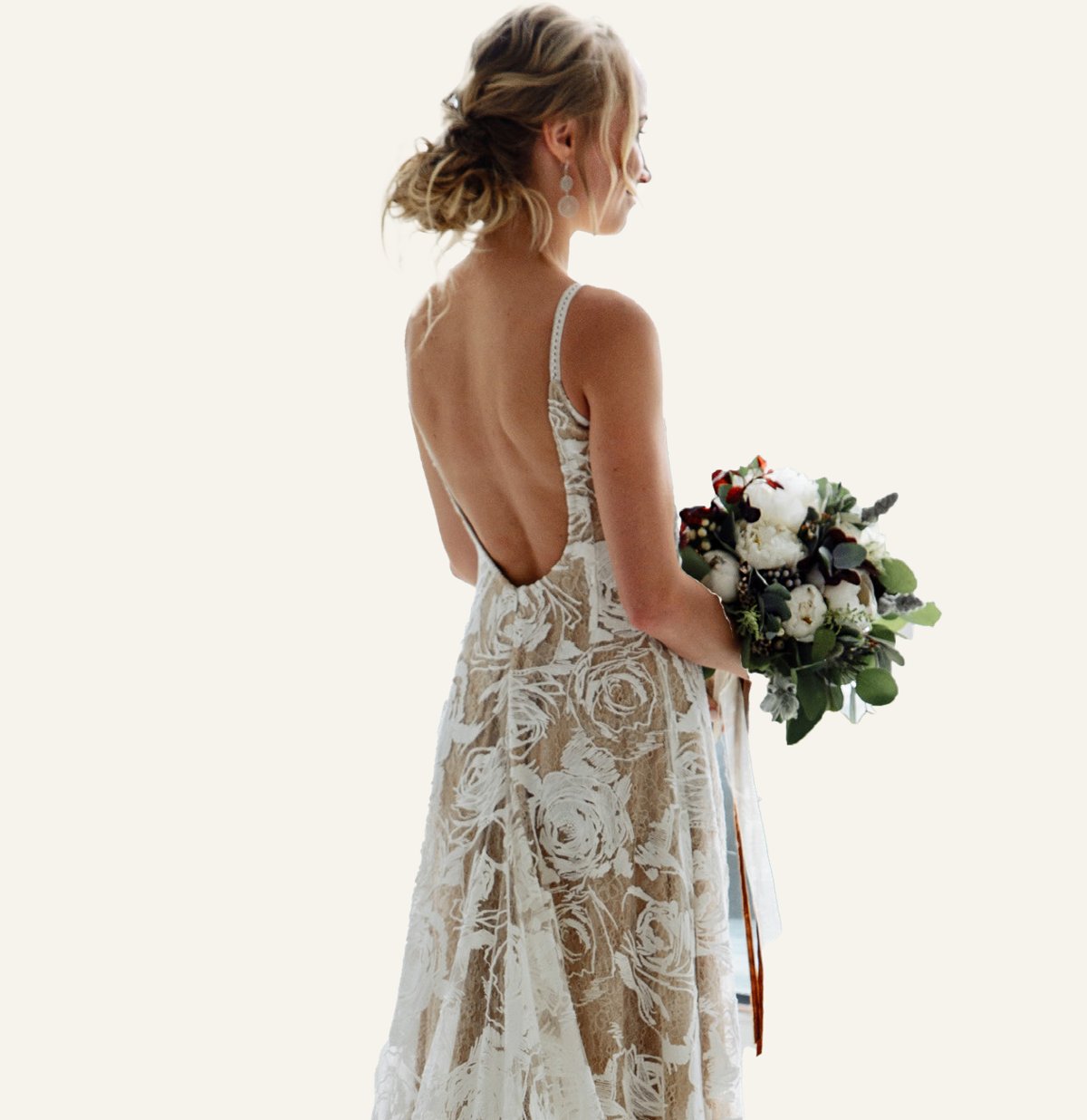 Mariée de dos, chignon bas flou et bouquet