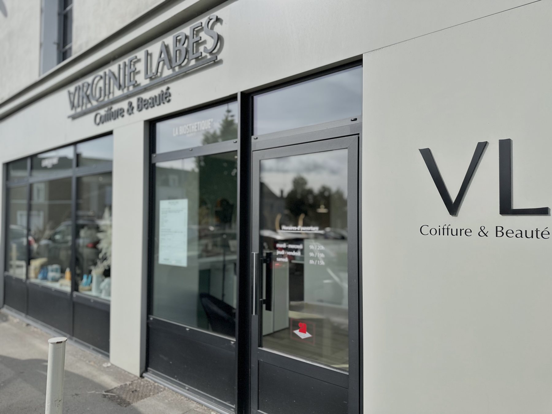 La façade du salon Virginie Labes Coiffure & Beauté, place de l'Hôtel de Ville à Chalonnes-sur-Loire