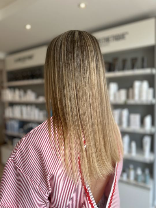 Blond lissé, tout en lumière