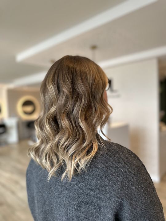 Carré long ondulé, blond lumineux