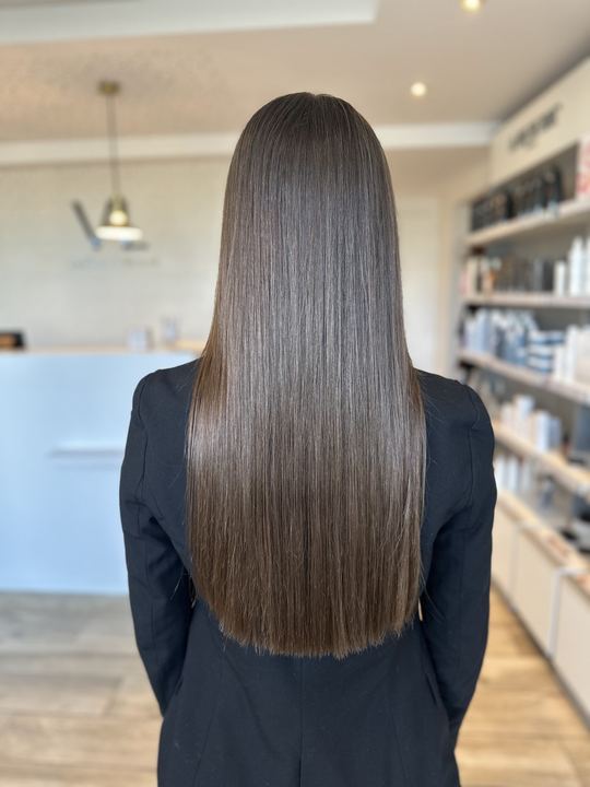 Cheveux longs lissés, brun brillant