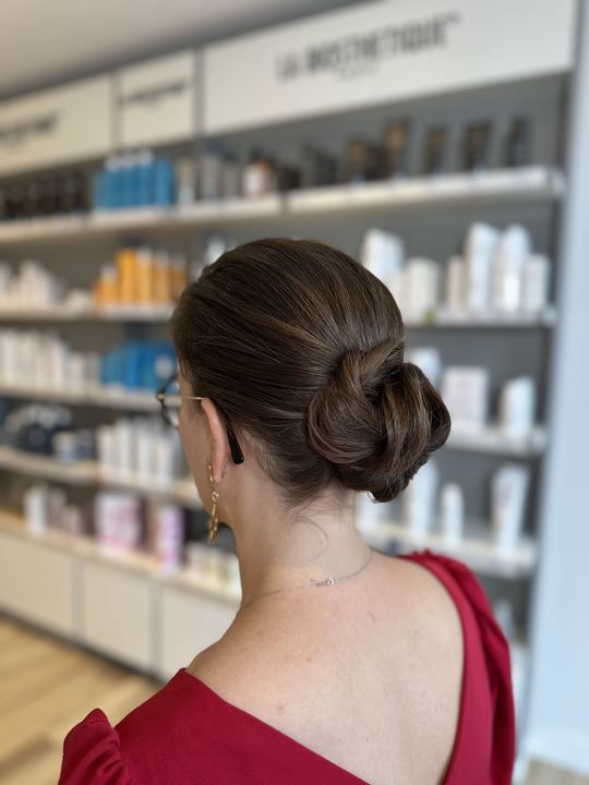 Chignon bas, lisse et élégant