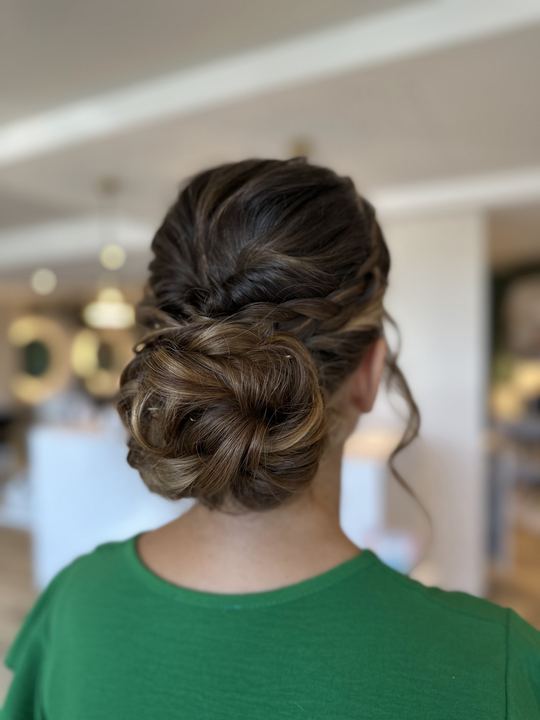 Chignon bouclé, vu de dos