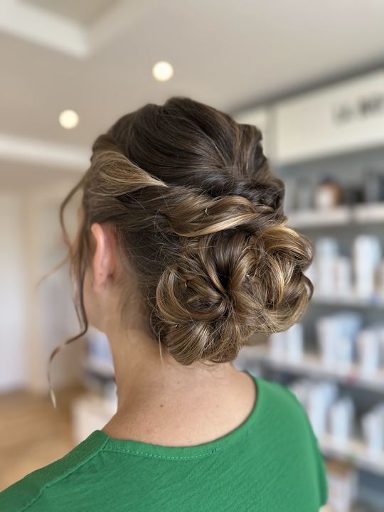 Chignon bouclé aux mèches caramel