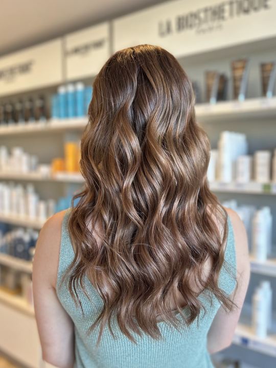 Ondulations sur cheveux longs châtains