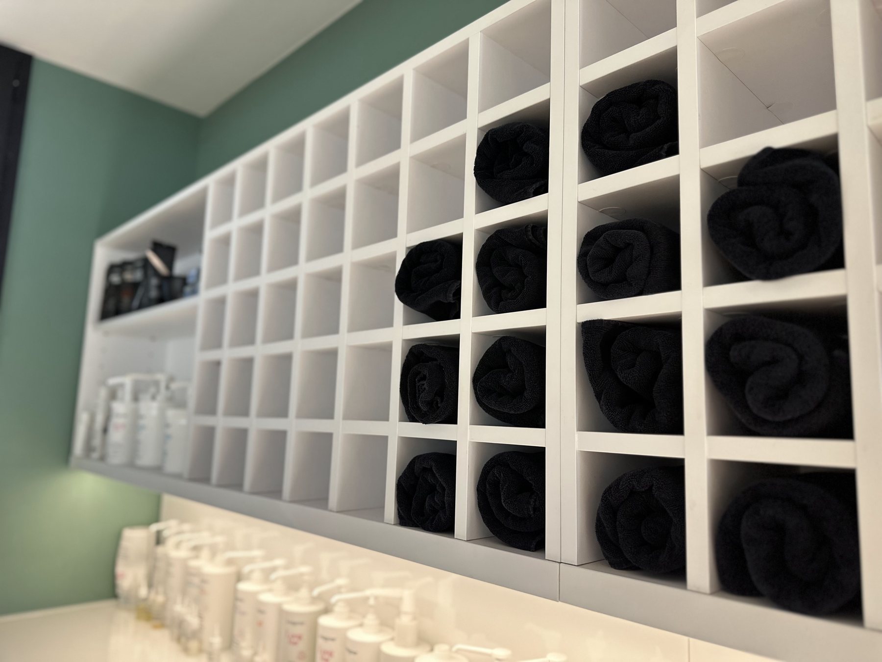 Les étagères du salon, serviettes et produits de soin