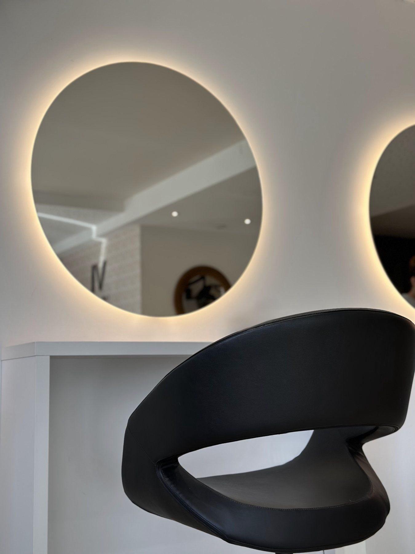 Poste de coiffage et miroirs ronds rétroéclairés du salon Virginie Labes à Chalonnes-sur-Loire